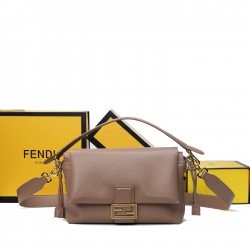 250 Celebrate the new Mamma Baguette is coming the double combination of baguette and lucky bag the most gentle bag in the whole network there is no one soft and sticky lambskin is also too tender both lazy and high-grade iconic hardware buckle with lambs