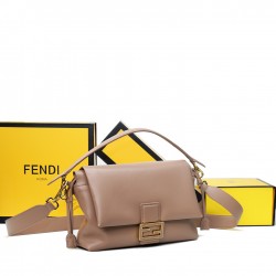 250 Celebrate the new Mamma Baguette is coming the double combination of baguette and lucky bag the most gentle bag in the whole network there is no one soft and sticky lambskin is also too tender both lazy and high-grade iconic hardware buckle with lambs