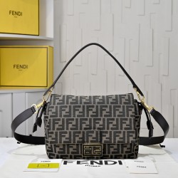 220 Model 7716 The new Mamma Baguette is coming to you The double combination of baguette and lucky bag The most gentle bag on the net is not one of the soft and sticky lambskin is also too tender Both lazy and high-grade Iconic hardware buckle with lambs