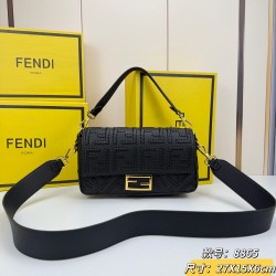 390Fendi baguette bag with 306 stitches of the same color mini bright thread hand-stitched to represent the traditional Selleria craftsmanship with the iconic natural grained calfskin leather by the use of no metal tanning process is more versatile as lon