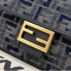 Model No. 3368200The newest model of the new Fendi dazzling debut into the world when the arches of the Italian Palace of Culture is lit up by rainbow lights like a dreamy music played officially joined the Fendi FF family to show Fendi's casual attitude 