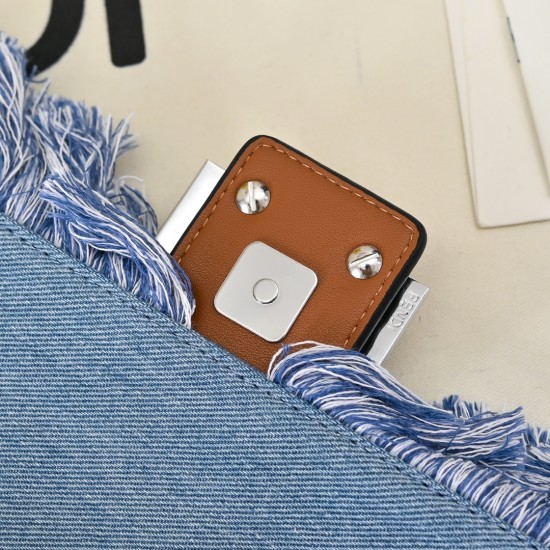 280 Model No. 3381 Medium New Fendi 2025 New Mamma Baguette Fendi Spring/Summer 2025 Women's Collection Creation of the classic sublimation of everyday wear Mamma Baguette handbags new return inspired by the 1997 collection to pay tribute to the founder o