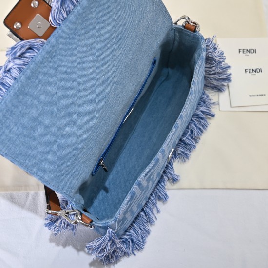 280 Model No. 3381 Medium New Fendi 2025 New Mamma Baguette Fendi Spring/Summer 2025 Women's Collection Creation of the classic sublimation of everyday wear Mamma Baguette handbags new return inspired by the 1997 collection to pay tribute to the founder o