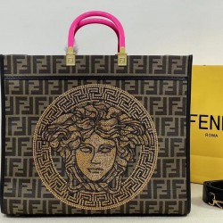 Upgraded version of the batch 390 official website of the latest tor old flower tor oversized spot FI X Versace co-branded models tote bag 2 brand letters LOGO combined design with resin plum pink handle is the biggest focus of the entire bag body Versace