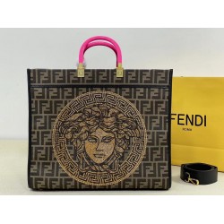 Upgraded version of the batch 390 official website of the latest tor old flower tor oversized spot FI X Versace co-branded models tote bag 2 brand letters LOGO combined design with resin plum pink handle is the biggest focus of the entire bag body Versace