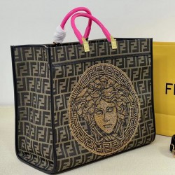 Upgraded version of the batch 390 official website of the latest tor old flower tor oversized spot FI X Versace co-branded models tote bag 2 brand letters LOGO combined design with resin plum pink handle is the biggest focus of the entire bag body Versace