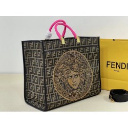 Upgraded version of the batch 390 official website of the latest tor old flower tor oversized spot FI X Versace co-branded models tote bag 2 brand letters LOGO combined design with resin plum pink handle is the biggest focus of the entire bag body Versace