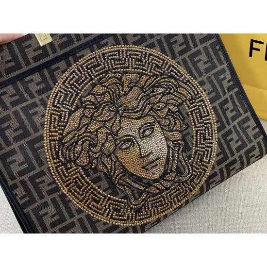 Upgraded version of the batch 390 official website of the latest tor old flower tor oversized spot FI X Versace co-branded models tote bag 2 brand letters LOGO combined design with resin plum pink handle is the biggest focus of the entire bag body Versace