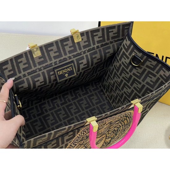 Upgraded version of the batch 390 official website of the latest tor old flower tor oversized spot FI X Versace co-branded models tote bag 2 brand letters LOGO combined design with resin plum pink handle is the biggest focus of the entire bag body Versace