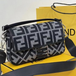 Upgraded Lot 340FI Newest 2022 Embroidered BaguetteFirst batch in stockBaguette baguettes are an indispensable classic in the fashion world, featuring a red and pink color scheme embroidery that is both festive and girlyNew Year's Eve is of course all abo