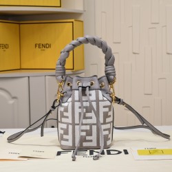 220 model 0189 with box FENDI small bucket large capacity is really too loaded la fendi new small bucket this proper retro street feeling very fashionable figure although it is a small a mini bucket bag really full of loaded cell phone nursery car keys P 