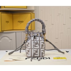 220 model 0189 with box FENDI small bucket large capacity is really too loaded la fendi new small bucket this proper retro street feeling very fashionable figure although it is a small a mini bucket bag really full of loaded cell phone nursery car keys P 