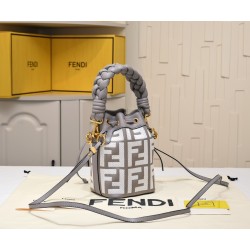 220 model 0189 with box FENDI small bucket large capacity is really too loaded la fendi new small bucket this proper retro street feeling very fashionable figure although it is a small a mini bucket bag really full of loaded cell phone nursery car keys P 