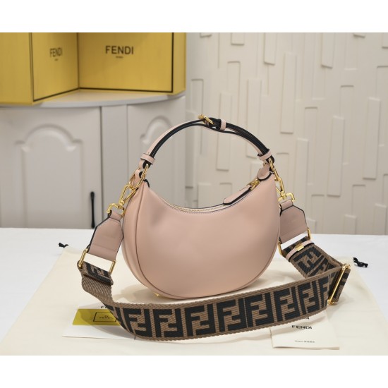 Size 24220 Model 1007 Chain 30Fendi Spring/Summer 2022 collection introduces a new half-moon underarm bag style with FENDI's metal letter logo at the bottom of the bag super valiant underarm bag this year, the underarm bag is the mainstream of the proper 