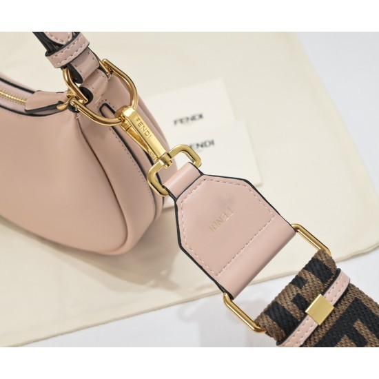 Size 24220 Model 1007 Chain 30Fendi Spring/Summer 2022 collection introduces a new half-moon underarm bag style with FENDI's metal letter logo at the bottom of the bag super valiant underarm bag this year, the underarm bag is the mainstream of the proper 