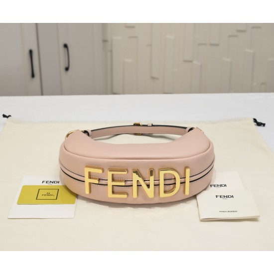 Size 24220 Model 1007 Chain 30Fendi Spring/Summer 2022 collection introduces a new half-moon underarm bag style with FENDI's metal letter logo at the bottom of the bag super valiant underarm bag this year, the underarm bag is the mainstream of the proper 