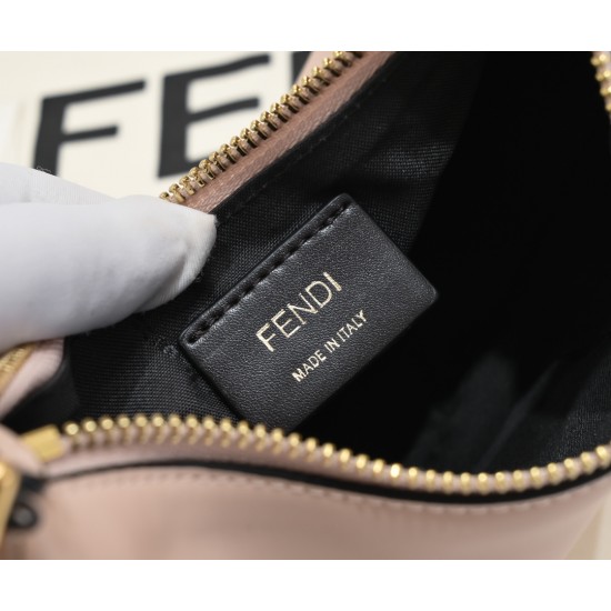 Size 24220 Model 1007 Chain 30Fendi Spring/Summer 2022 collection introduces a new half-moon underarm bag style with FENDI's metal letter logo at the bottom of the bag super valiant underarm bag this year, the underarm bag is the mainstream of the proper 