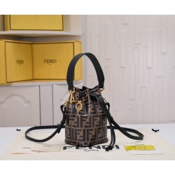 180 upgraded version of the 100% cowhide Fendi MINI BUCKET small and exquisite but so large capacity double F classic and return to the unique F double circle on this exquisite system to add a chic embellishment can be handheld or crossbody to meet your v