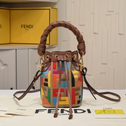 220 model 0189 with box FENDI small bucket large capacity is really too loaded la fendi new small bucket this proper retro street feeling very fashionable figure although it is a small a mini bucket bag really full of loaded cell phone nursery car keys P 