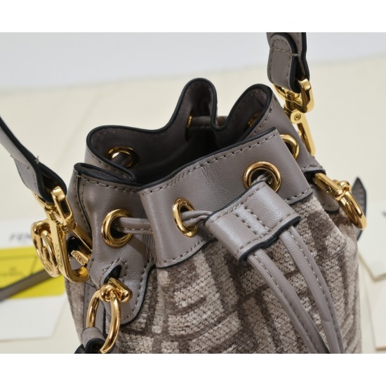 210 original material FENDI counter with the same MON TRSOR bucket bag decorated with dove gray iconic FF logo shoulder or handheld is super practical Size 181210cm Model No. 8899