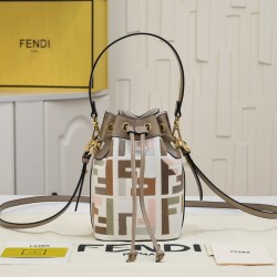 200 model 0189 with box FENDI small bucket large capacity is really too loaded la fendi new small bucket this proper retro street feeling very fashionable figure although it is a small a mini bucket bag is really full of loaded cell phone nursery car keys