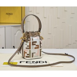 200 model 0189 with box FENDI small bucket large capacity is really too loaded la fendi new small bucket this proper retro street feeling very fashionable figure although it is a small a mini bucket bag is really full of loaded cell phone nursery car keys