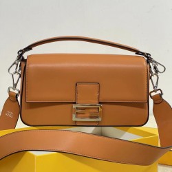 升级版牛皮批390官网最新Fendi X TiffanyCo限量款法棍携手推出经典的中型Baguette包款的独以经典的Tiffany BlueTM光滑牛皮制成FF勾扣采纯银 制成并饰有描绘双T图案的Tiffany BlueTM3珐琅细节包包采用Tiffany 经典蓝带来令人耳目一新的视觉盛宴盖面五金与包身牛皮完美结合包搭配可拆卸手柄和长肩带可手提单肩斜挎满足日常需求包饰有Return To Tiffany 圆形坠饰搭配原版包装盒满满的高级感型号3913尺寸26515