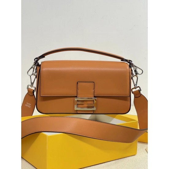 升级版牛皮批390官网最新Fendi X TiffanyCo限量款法棍携手推出经典的中型Baguette包款的独以经典的Tiffany BlueTM光滑牛皮制成FF勾扣采纯银 制成并饰有描绘双T图案的Tiffany BlueTM3珐琅细节包包采用Tiffany 经典蓝带来令人耳目一新的视觉盛宴盖面五金与包身牛皮完美结合包搭配可拆卸手柄和长肩带可手提单肩斜挎满足日常需求包饰有Return To Tiffany 圆形坠饰搭配原版包装盒满满的高级感型号3913尺寸26515