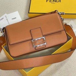 升级版牛皮批390官网最新Fendi X TiffanyCo限量款法棍携手推出经典的中型Baguette包款的独以经典的Tiffany BlueTM光滑牛皮制成FF勾扣采纯银 制成并饰有描绘双T图案的Tiffany BlueTM3珐琅细节包包采用Tiffany 经典蓝带来令人耳目一新的视觉盛宴盖面五金与包身牛皮完美结合包搭配可拆卸手柄和长肩带可手提单肩斜挎满足日常需求包饰有Return To Tiffany 圆形坠饰搭配原版包装盒满满的高级感型号3913尺寸26515