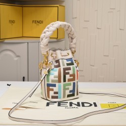220 model 0189 with box FENDI small bucket large capacity is really too loaded la fendi new small bucket this proper retro street feeling very fashionable figure although it is a small a mini bucket bag really full of loaded cell phone nursery car keys P 