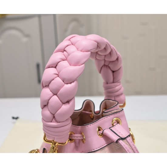 220 model 0189 with box FENDI small bucket large capacity is really too loaded la fendi new small bucket this proper retro street feeling very fashionable figure although it is a small a mini bucket bag really full of loaded cell phone nursery car keys P 