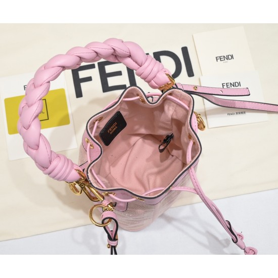220 model 0189 with box FENDI small bucket large capacity is really too loaded la fendi new small bucket this proper retro street feeling very fashionable figure although it is a small a mini bucket bag really full of loaded cell phone nursery car keys P 