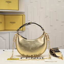 Size 24220 Model 1007Fendi Spring/Summer 2022 collection introduces a new half-moon underarm bag style with FENDI's metal letter logo at the bottom of the bagSuper valiant underarm bagThis year's underarm bag is the mainstream of the proper styling artifa