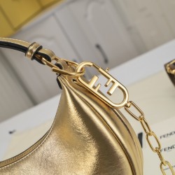 Size 24220 Model 1007Fendi Spring/Summer 2022 collection introduces a new half-moon underarm bag style with FENDI's metal letter logo at the bottom of the bagSuper valiant underarm bagThis year's underarm bag is the mainstream of the proper styling artifa