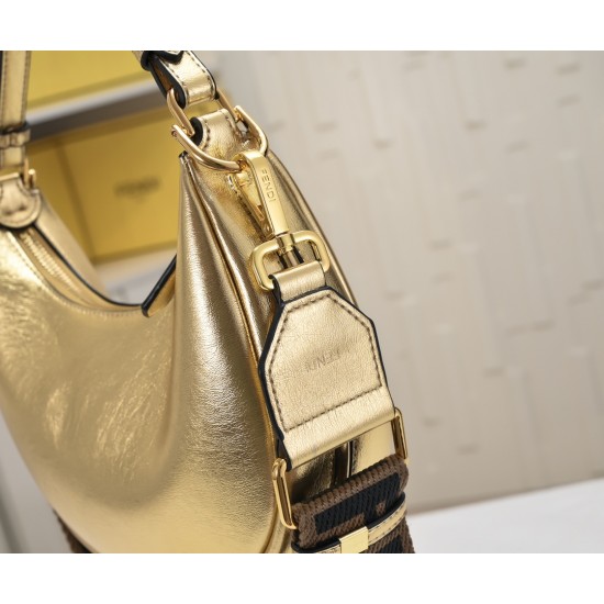 Size 24220 Model 1007Fendi Spring/Summer 2022 collection introduces a new half-moon underarm bag style with FENDI's metal letter logo at the bottom of the bagSuper valiant underarm bagThis year's underarm bag is the mainstream of the proper styling artifa
