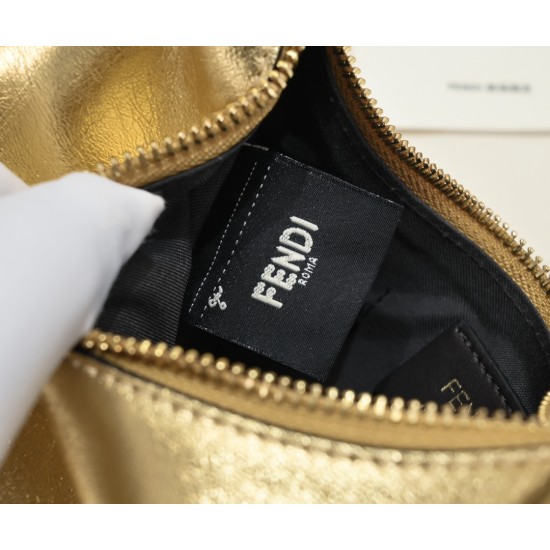 Size 24220 Model 1007Fendi Spring/Summer 2022 collection introduces a new half-moon underarm bag style with FENDI's metal letter logo at the bottom of the bagSuper valiant underarm bagThis year's underarm bag is the mainstream of the proper styling artifa