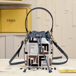 200 model 0189 with box FENDI small bucket large capacity is really too loaded la fendi new small bucket this proper retro street feeling very fashionable figure although it is a small a mini bucket bag is really full of loaded cell phone nursery car keys