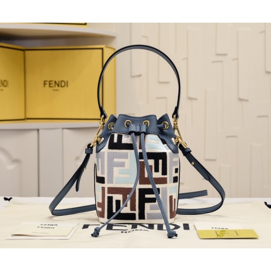 200 model 0189 with box FENDI small bucket large capacity is really too loaded la fendi new small bucket this proper retro street feeling very fashionable figure although it is a small a mini bucket bag is really full of loaded cell phone nursery car keys
