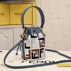 200 model 0189 with box FENDI small bucket large capacity is really too loaded la fendi new small bucket this proper retro street feeling very fashionable figure although it is a small a mini bucket bag is really full of loaded cell phone nursery car keys