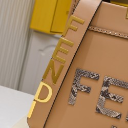 260 Small 3363 a 800 Snake FI TOTE Tote Sunshine Tote Simple Letter LOGO Design Amber Double Handle is the biggest focus of the whole bag Single twisted is very aura and does not strangle the hand Small also comes with a wide shoulder strap Overall retro 