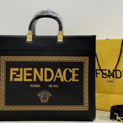 Upgraded cowhide batch 380 official website latest Tote FI X Versace co-branded Tote bag 2 brand letters LOGO combined design with resin black handle is the biggest focus of the whole bag single twisted on the very aura also does not strangle the hand the