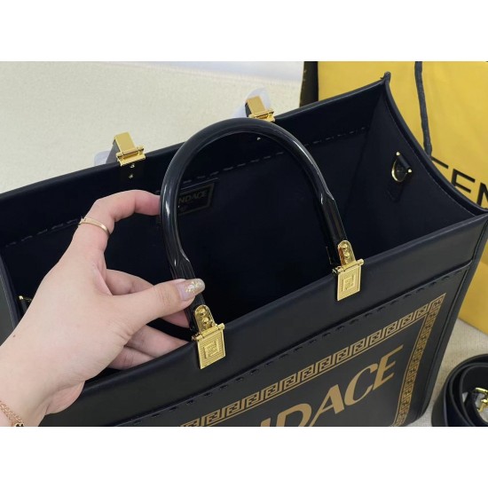 Upgraded cowhide batch 380 official website latest Tote FI X Versace co-branded Tote bag 2 brand letters LOGO combined design with resin black handle is the biggest focus of the whole bag single twisted on the very aura also does not strangle the hand the