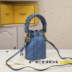 220 model 0189 with box FENDI small bucket large capacity is really too loaded la fendi new small bucket this proper retro street feeling very fashionable figure although it is a small a mini bucket bag really full of loaded cell phone nursery car keys P 