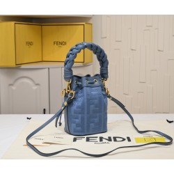 220 model 0189 with box FENDI small bucket large capacity is really too loaded la fendi new small bucket this proper retro street feeling very fashionable figure although it is a small a mini bucket bag really full of loaded cell phone nursery car keys P 