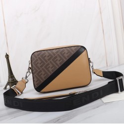 Brand FENDI Fendi model number PVC black stripe camera bag color brown size 23165 material head layer imported nappa cowhide double letters PVC FENDI pouch Fendi men's bag super explosive models to come pull the head layer nappa cowhide hand-stitched fine