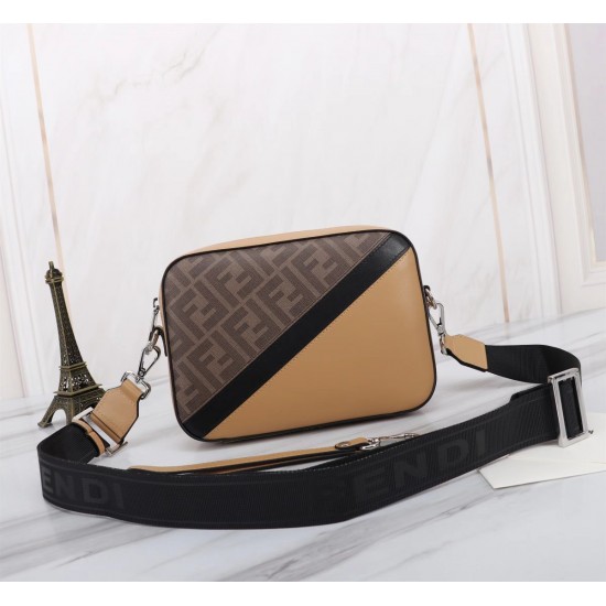 Brand FENDI Fendi model number PVC black stripe camera bag color brown size 23165 material head layer imported nappa cowhide double letters PVC FENDI pouch Fendi men's bag super explosive models to come pull the head layer nappa cowhide hand-stitched fine