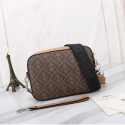 Brand FENDI Fendi model number PVC black stripe camera bag color brown size 23165 material head layer imported nappa cowhide double letters PVC FENDI pouch Fendi men's bag super explosive models to come pull the head layer nappa cowhide hand-stitched fine