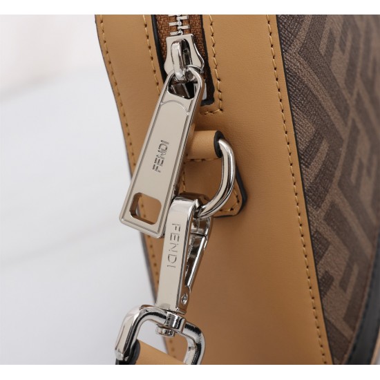 Brand FENDI Fendi model number PVC black stripe camera bag color brown size 23165 material head layer imported nappa cowhide double letters PVC FENDI pouch Fendi men's bag super explosive models to come pull the head layer nappa cowhide hand-stitched fine