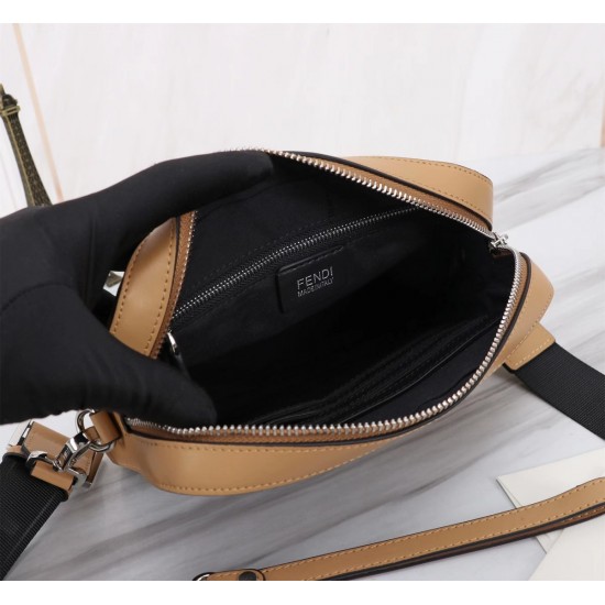 Brand FENDI Fendi model number PVC black stripe camera bag color brown size 23165 material head layer imported nappa cowhide double letters PVC FENDI pouch Fendi men's bag super explosive models to come pull the head layer nappa cowhide hand-stitched fine