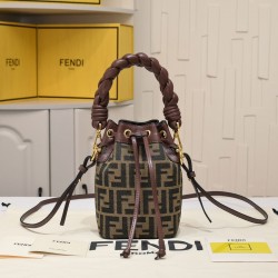 220 model 0189 with box FENDI small bucket large capacity is really too loaded la fendi new small bucket this proper retro street feeling very fashionable figure although it is a small a mini bucket bag really full of loaded cell phone nursery car keys P 